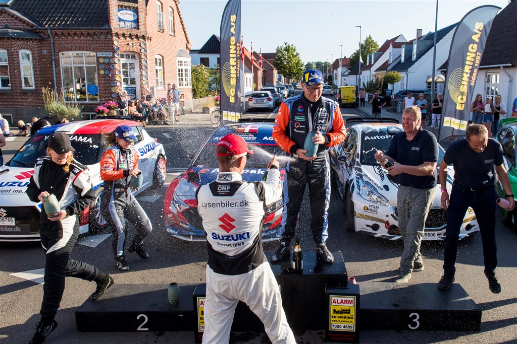Mens Ib Kragh krammer det håndlavede trofæ, Pottemageren i Juelsminde havde kreeret til det bedste hold, oversprøjtes han af konkurrenterne.
(Foto: Jokum Tord Larsen)